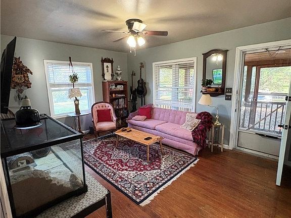 3rd image of 373 Chinquapin Rd