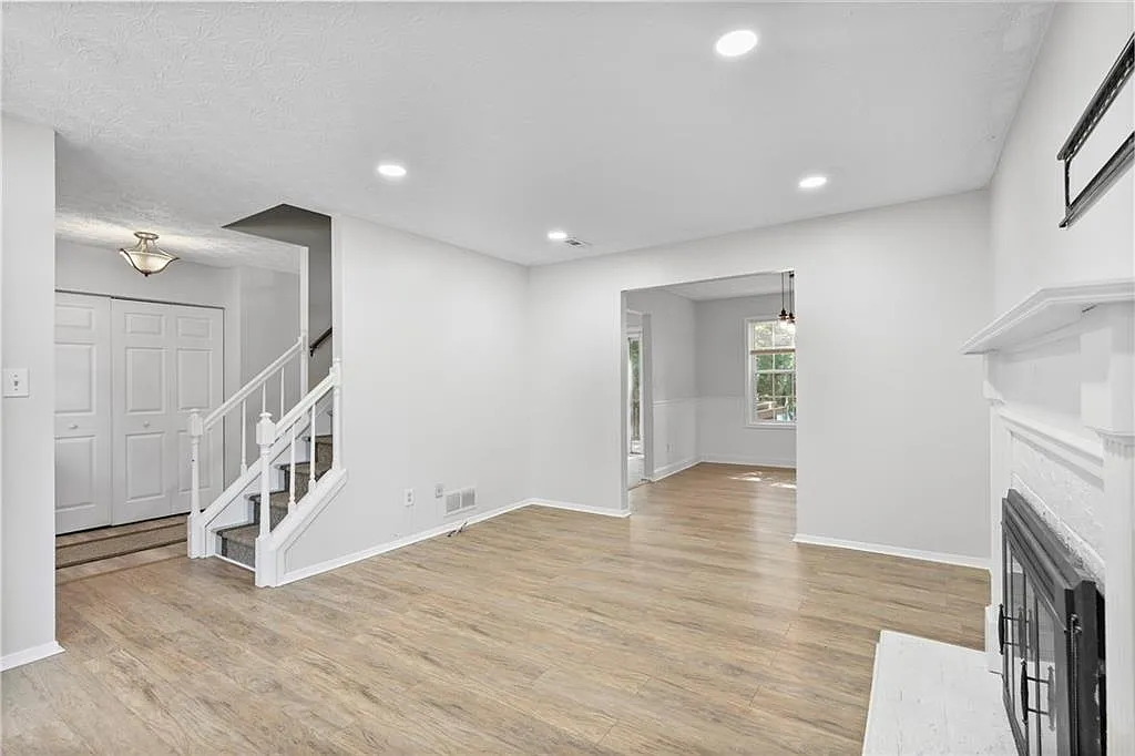3 bed, 2.5 bath, 1396 sqft, $2,100 — Photo 3