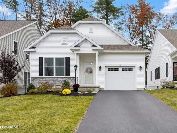 25 Bradley Circle, Halfmoon, NY 12065