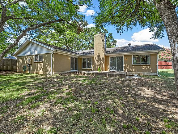 3rd image of 1818 Park Hill Dr