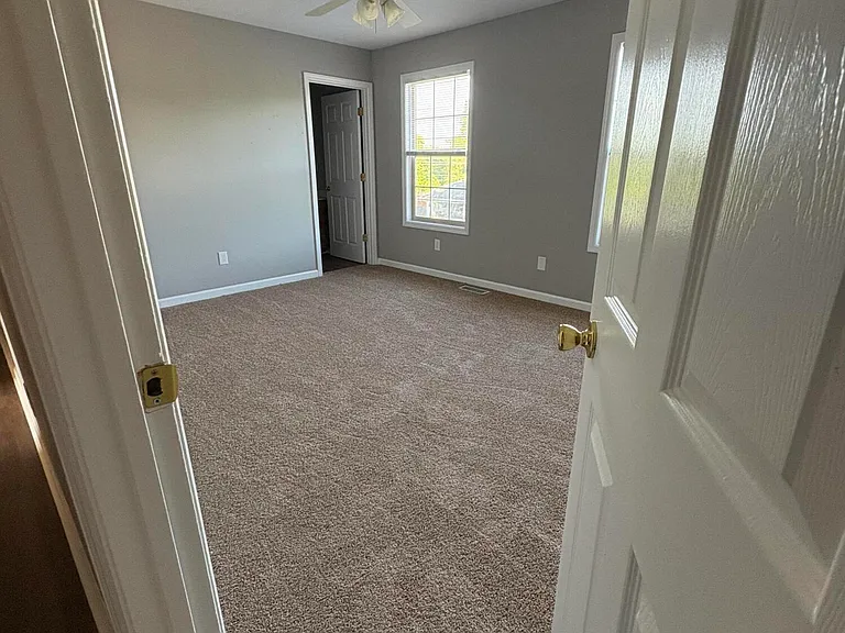 332 E Oak St — Photo 13