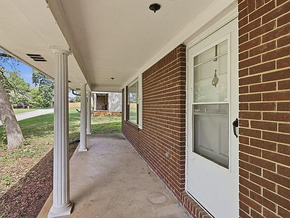4th image of 917 Carrie Ln