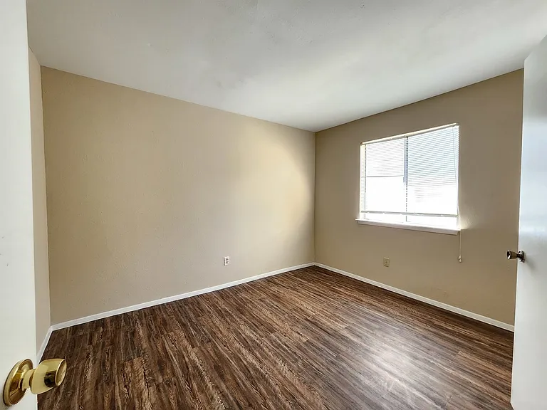 22810 Leedstown Ln — Photo 11