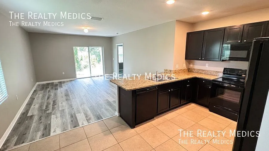 Beautiful 3 Bedroom, 2 Bathroom Home in Riverview!! — Photo 3