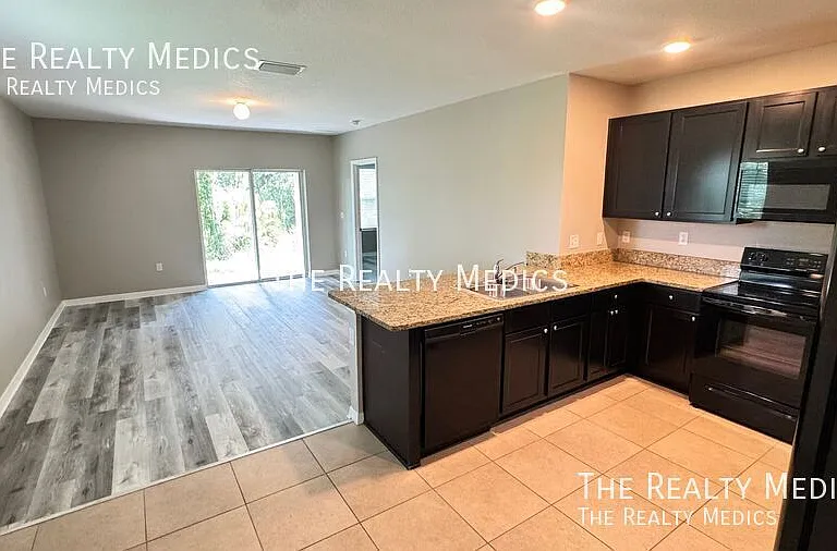 10906 Carlton Fields Dr — Photo 3