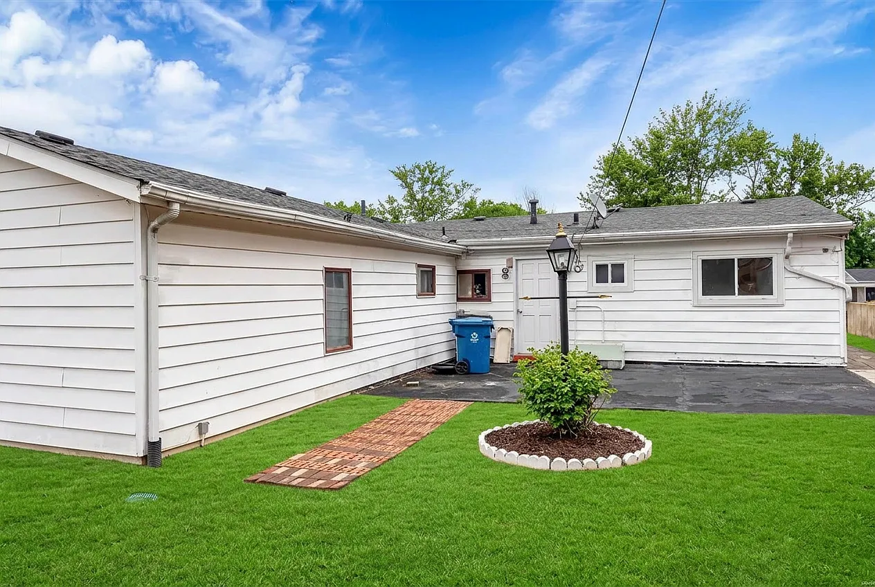 3 bed, 2.0 bath, 1472 sqft, $1,965 — Photo 3