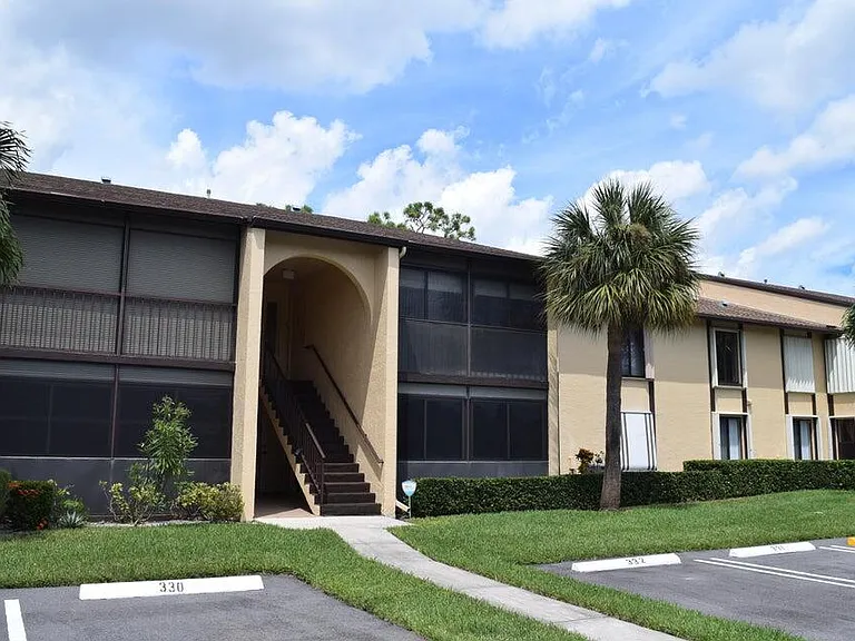 2173 White Pine Cir #C — Photo 2