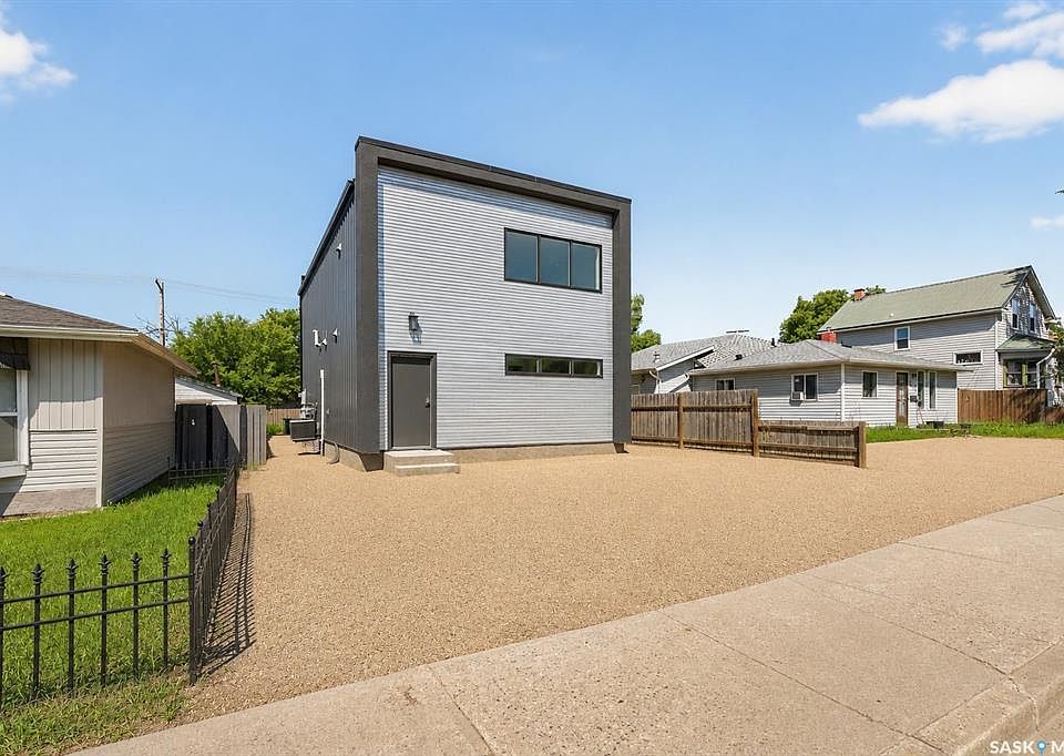 1st image of 424 9th AVENUE W