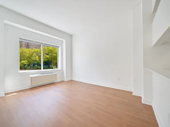 160 Riverside Boulevard image 2 of 11