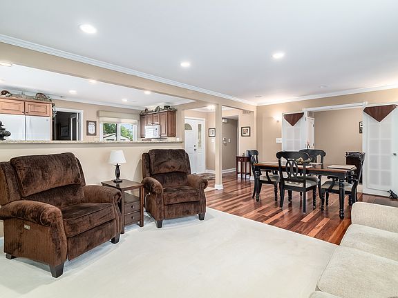4th image of 262 Bedford Ln