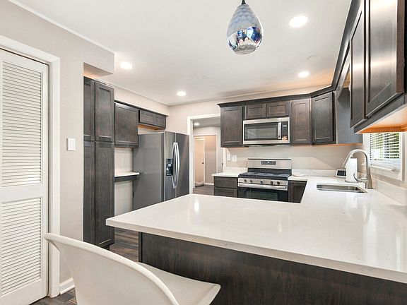 3rd image of 699 Saint Andrews Dr