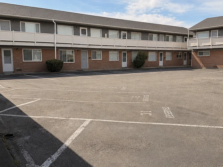 Hawthorne Court Apartments — Photo 11