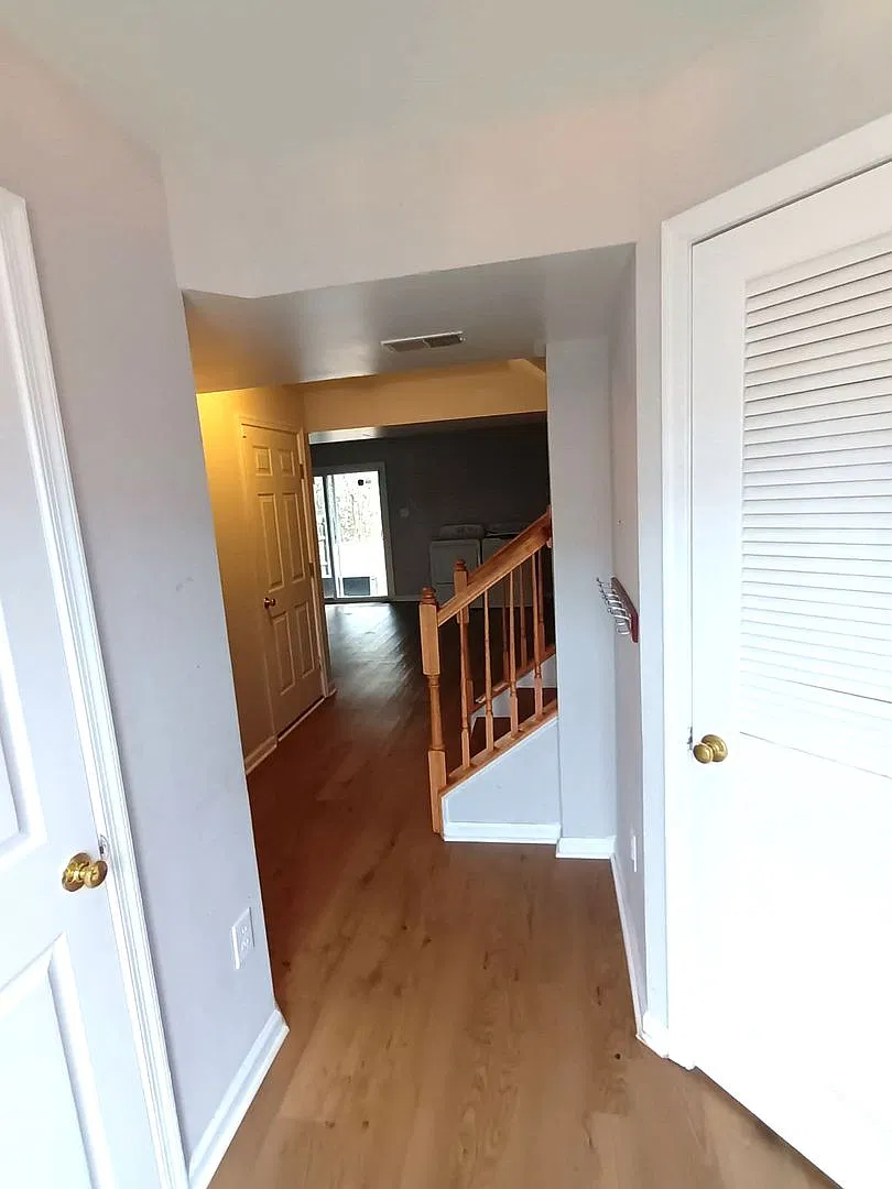 Spacious 3 bedroom Townhouse — Photo 2
