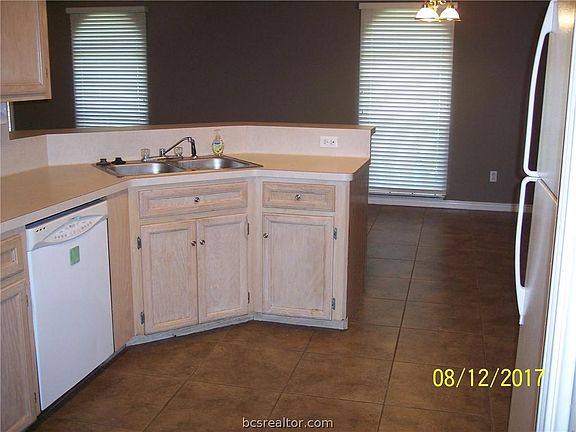 4th image of 909B Camellia Ct #B