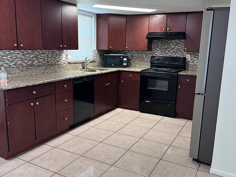 3521 Oakhurst Dr — Photo 3