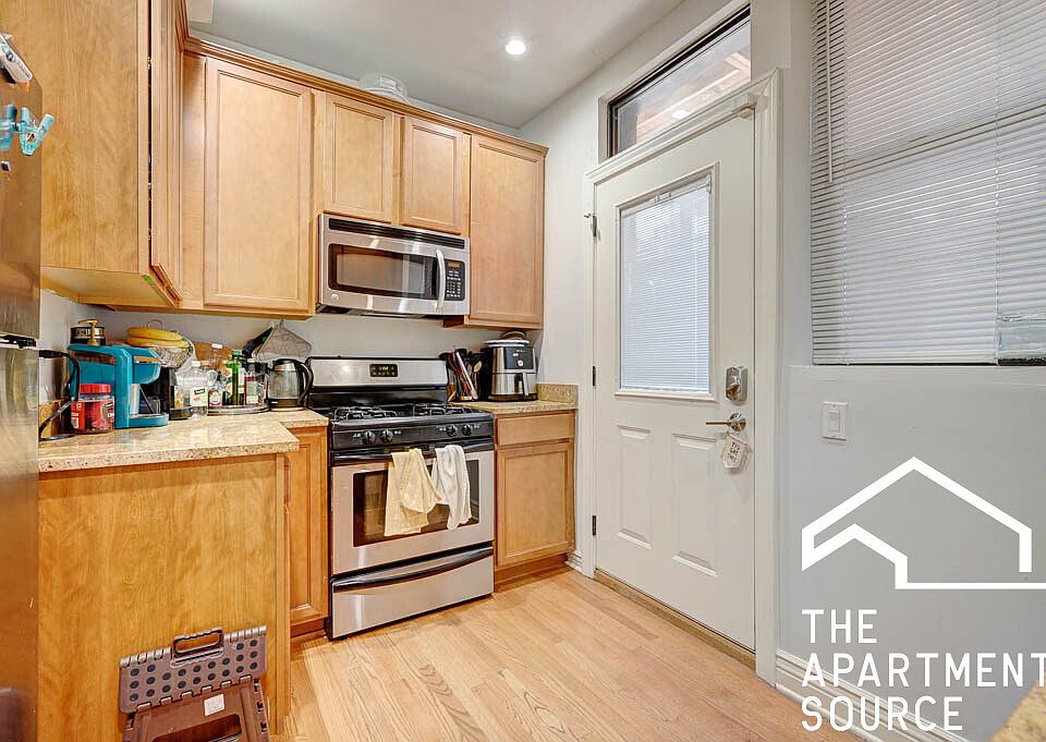 1st image of 3443 N Lakewood Ave #3
