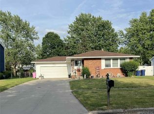 120 Park Lane Cir, Lockport, NY 14094