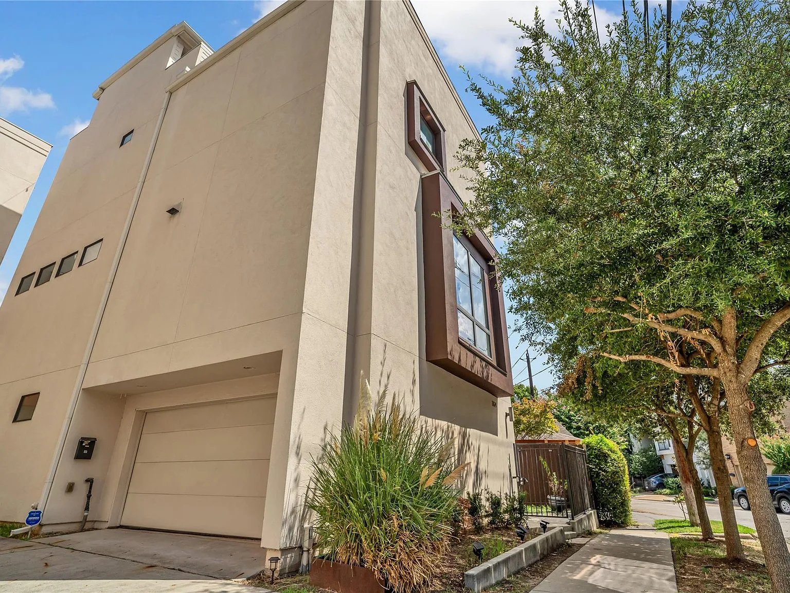3 bed, 3.5 bath, 2558 sqft, $7,200 — Photo 3