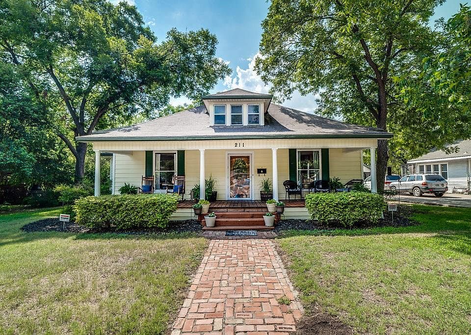 1st image of 211 University Ave