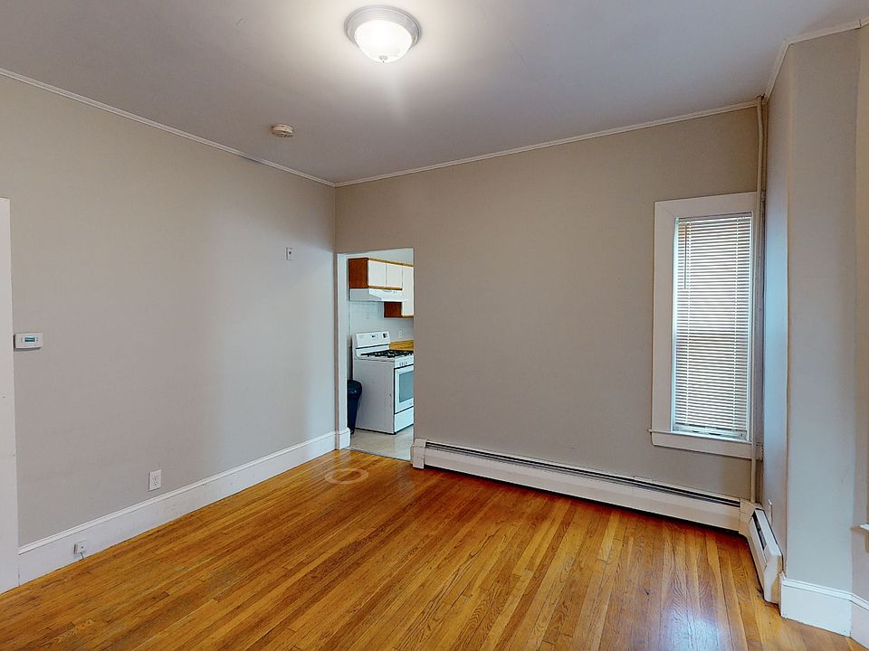 2nd image of 222 Banks St #1L