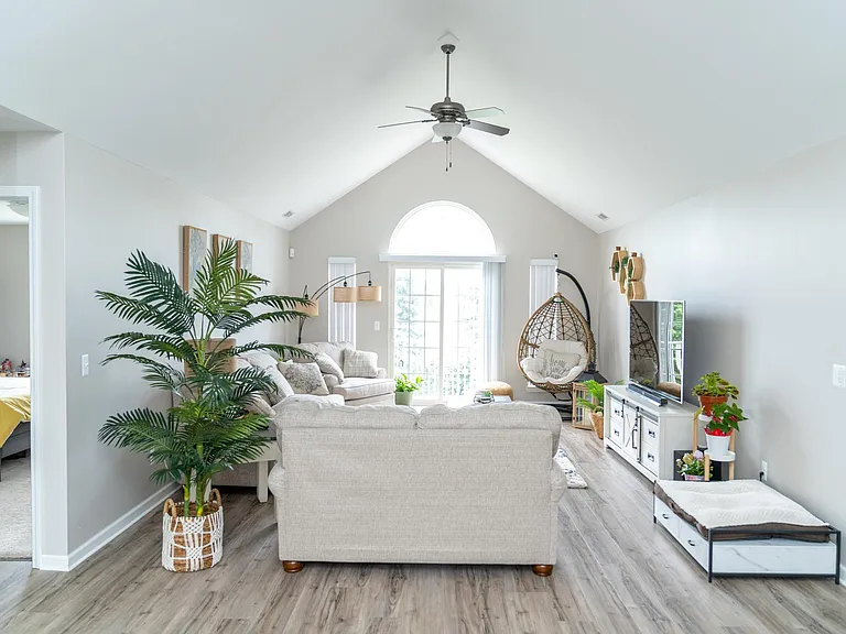 8413 Heywood Cir — Photo 15