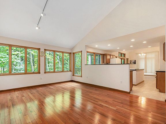 4th image of 2265 Forest Hills Ln