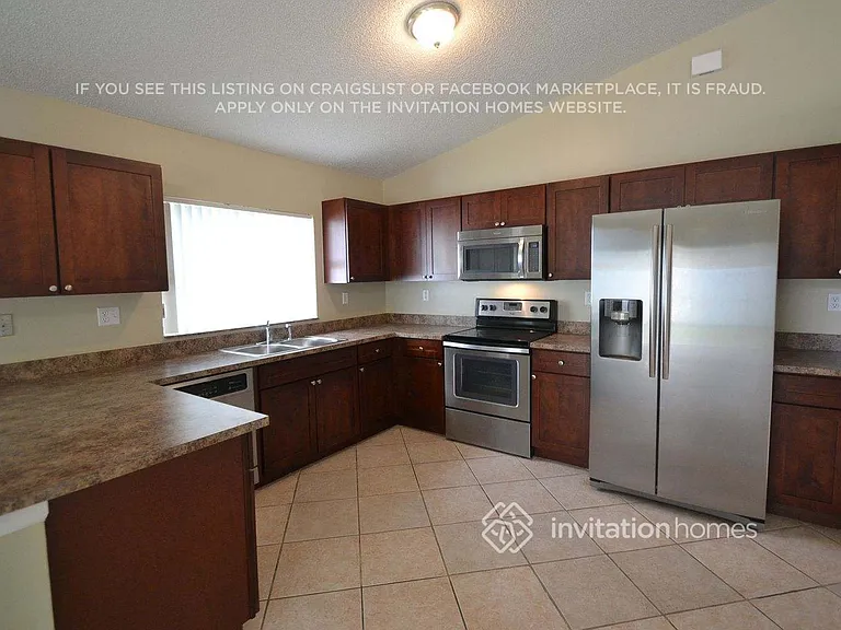 16594 NW 7th St — Photo 3