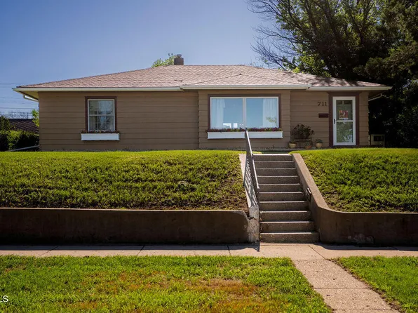711 2nd Ave SE, Jamestown, ND 58401