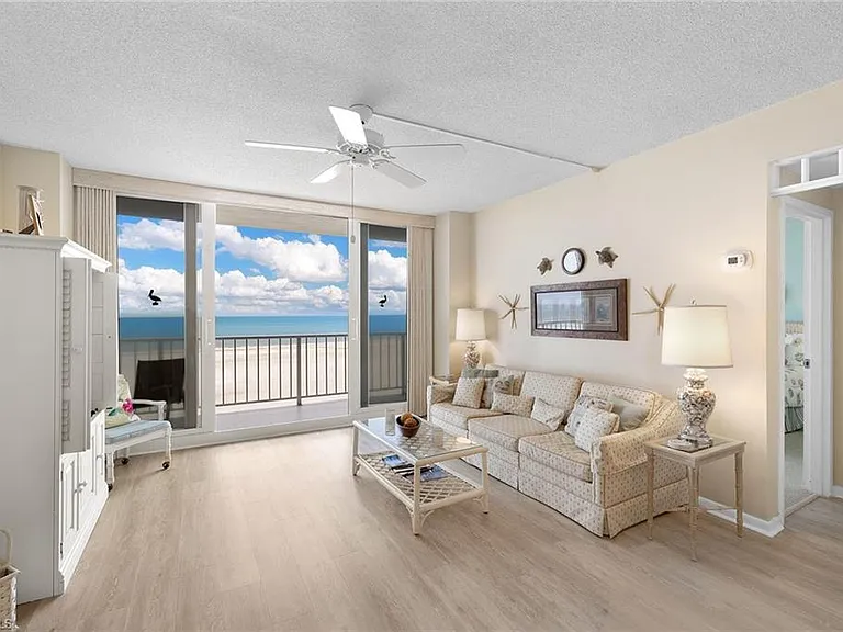 140 Seaview Ct #S902 — Photo 2