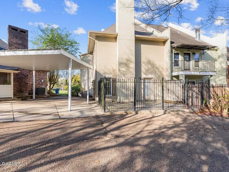 531 Esplanade Dr — Photo 2