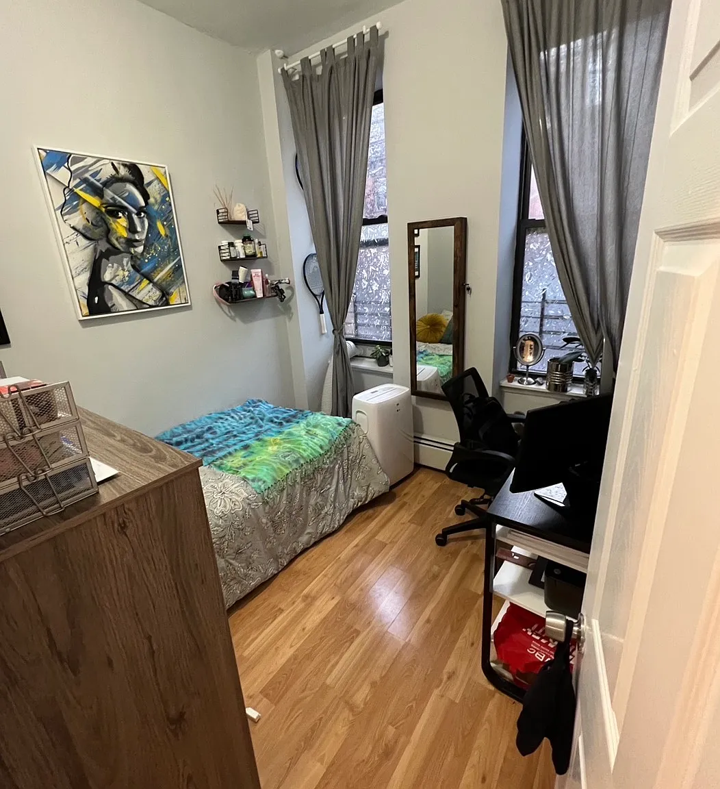 3 bed, 980 sqft, $4,185 — Photo 2