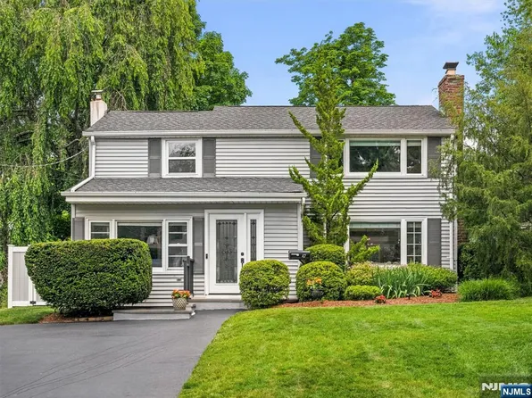 47 W Saddle River Rd, Waldwick, NJ 07463