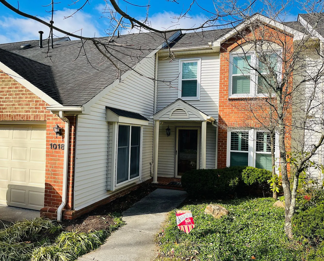 Upscale 3 Bedroom 2.5 Bath Townhouse — Photo 1