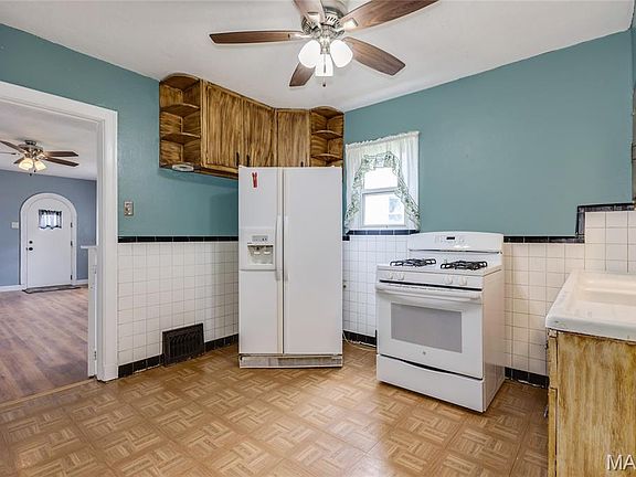 4th image of 2437 Wismer Ave