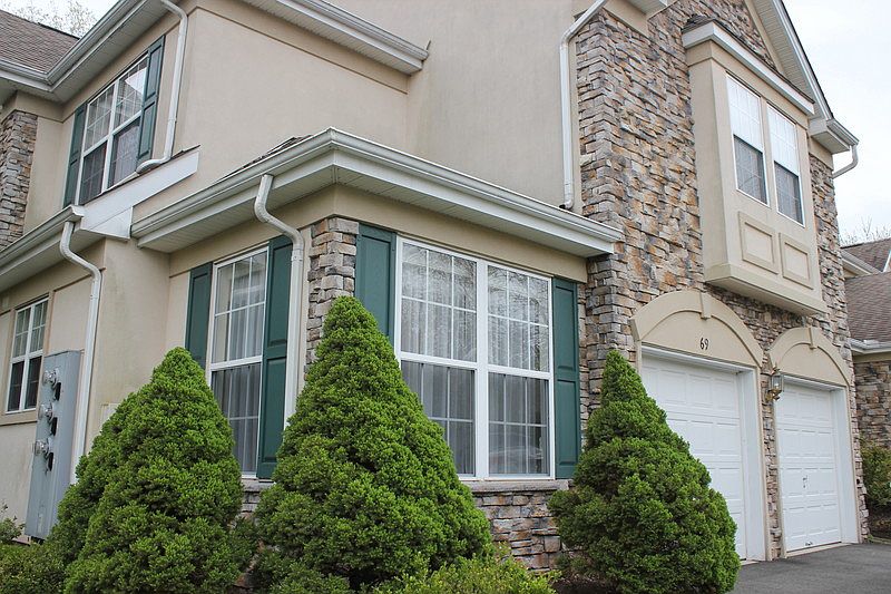 Emory Model - Four Seasons > 50 end unit : MBR on first floor, 2.5 baths, 2 bdr, loft 2nd floor, har