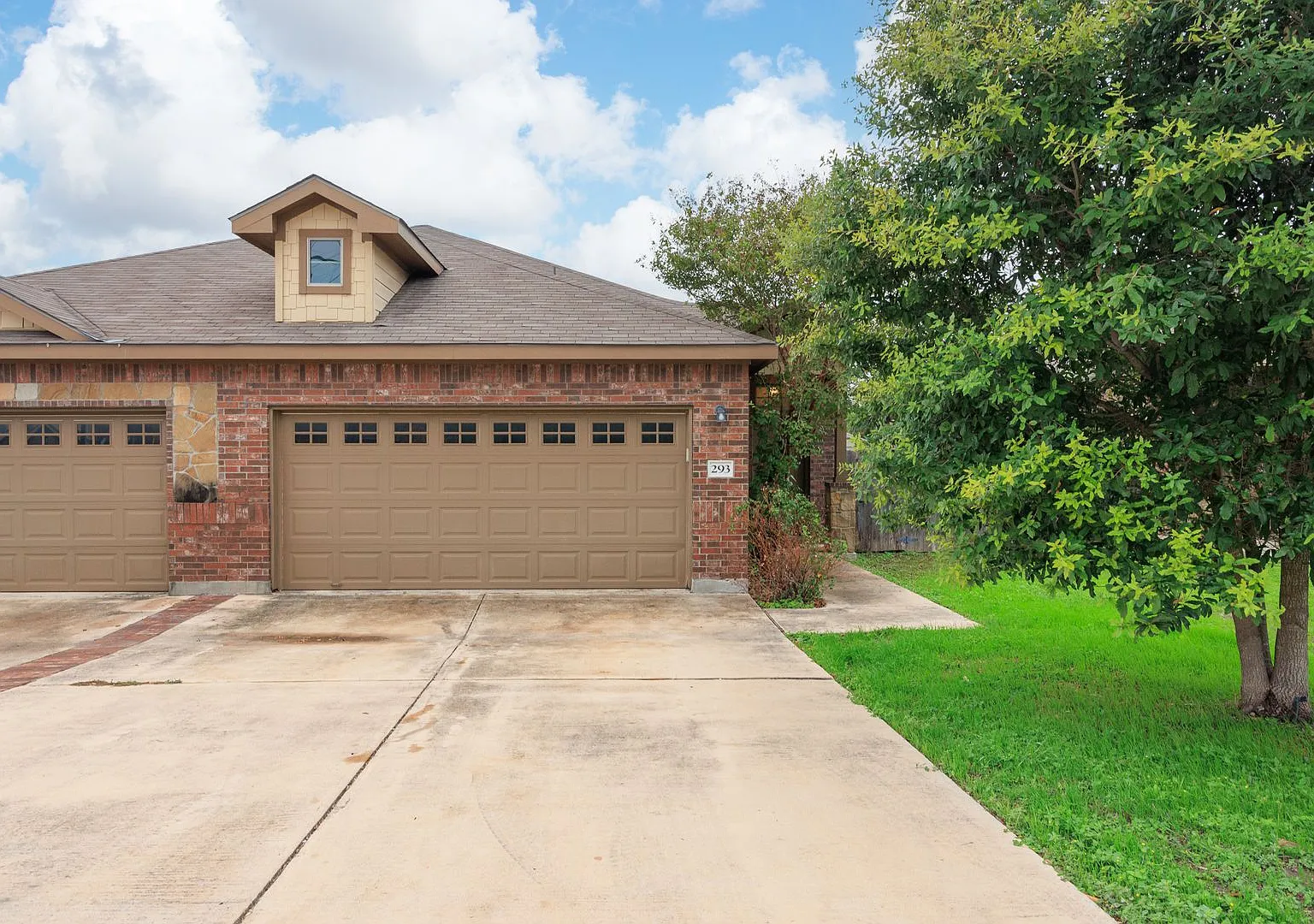 Beautiful 3 Bedroom Duplex in New Braunfels — Photo 1