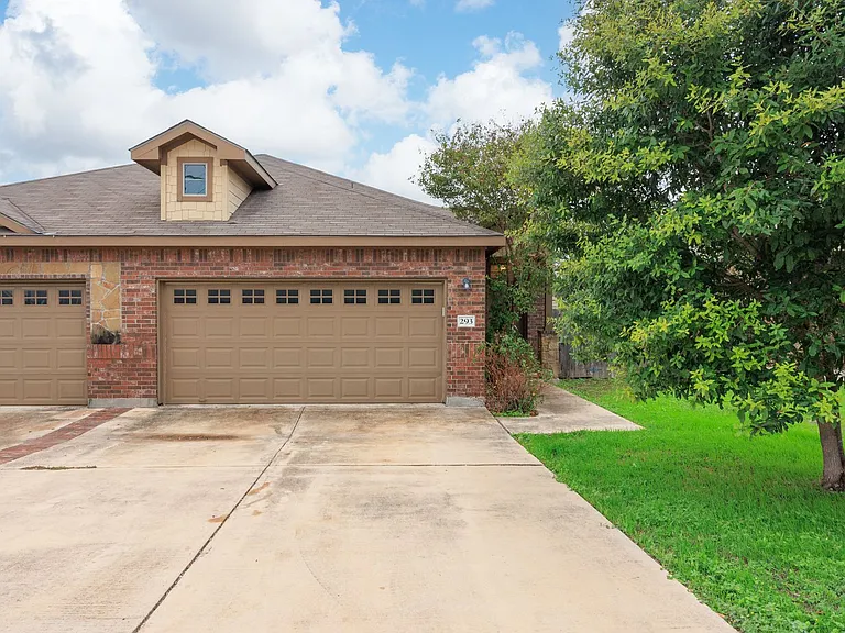 293 Rosalie Dr — Photo 1