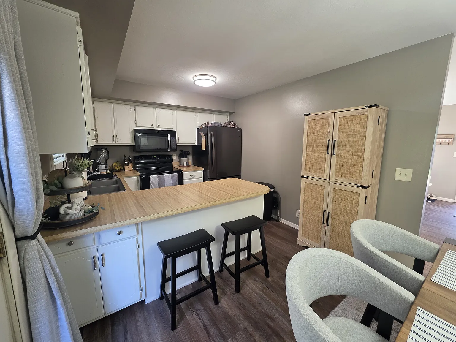 3 bed, 1984 sqft, $2,055 — Photo 2