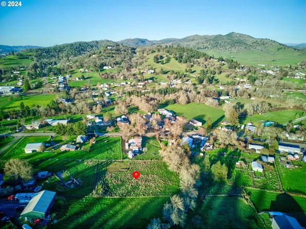 581 Glengary Loop Rd, Roseburg, OR 97470