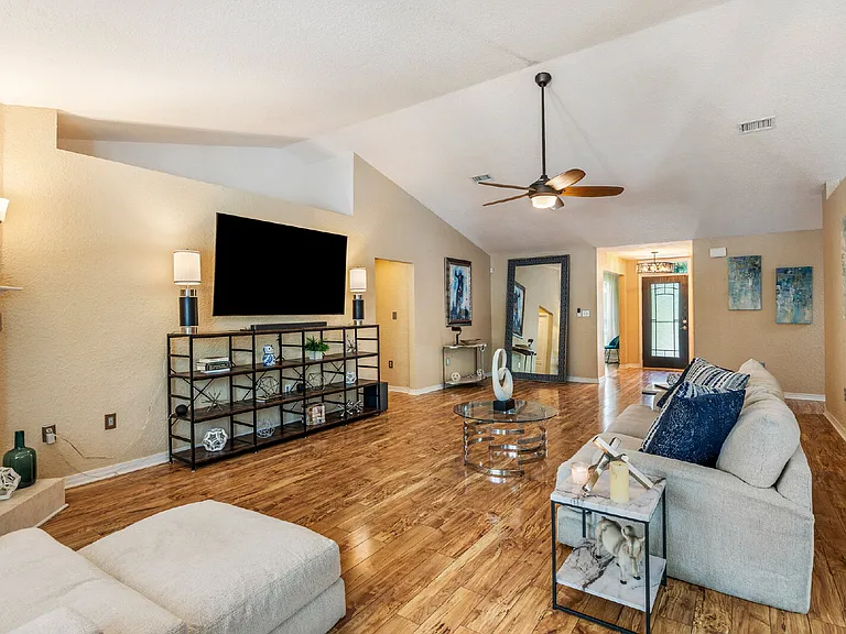 130 W Shipwreck Rd — Photo 2