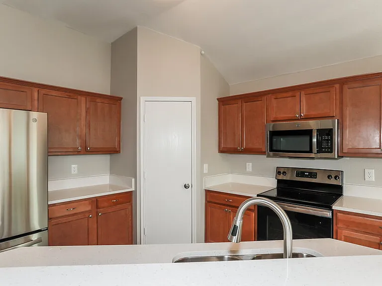 2945 Stockton St — Photo 6