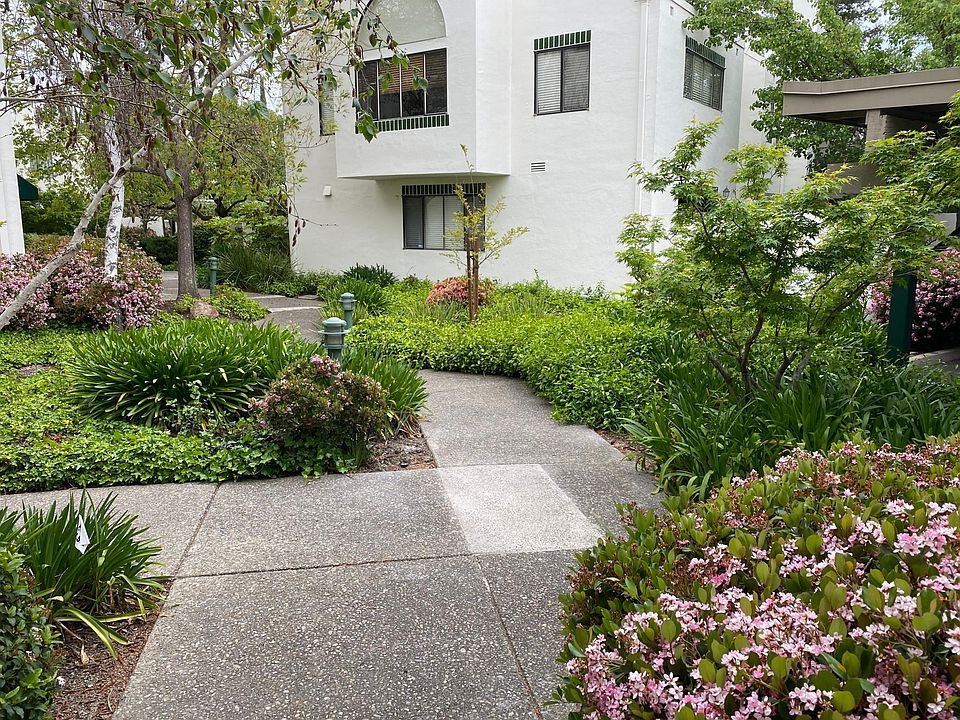 Entry into unit _ no neighbors on one side of townhouse.