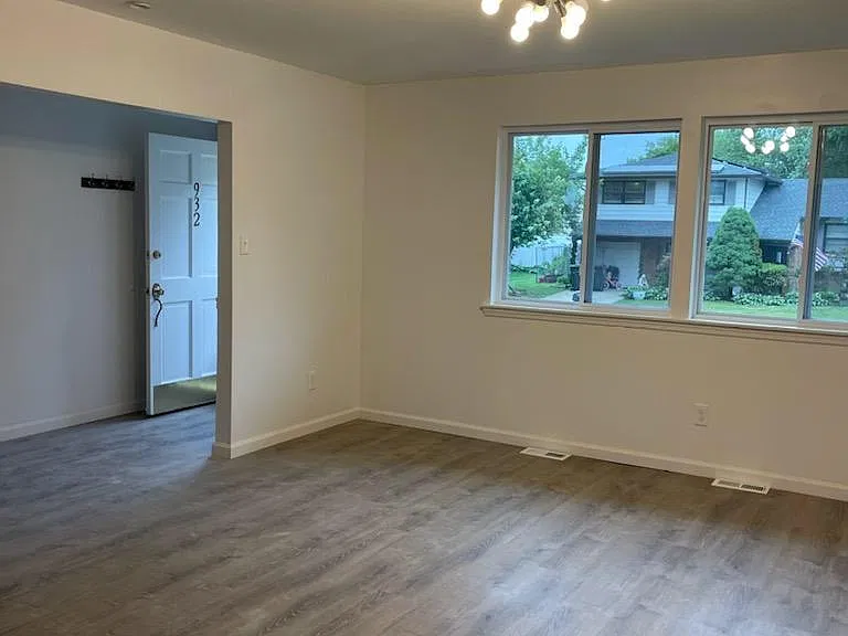 932 Alexandria Dr — Photo 2