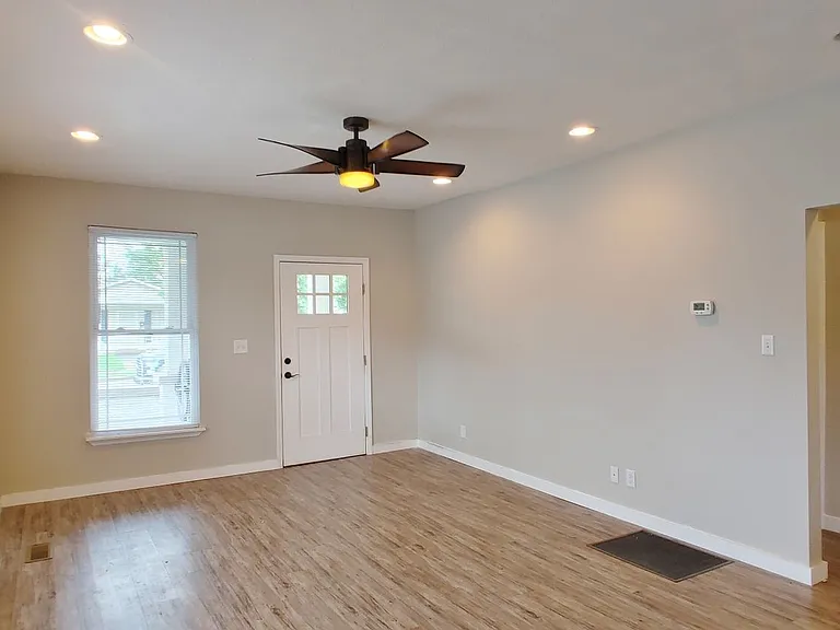 2111 Oak St — Photo 26