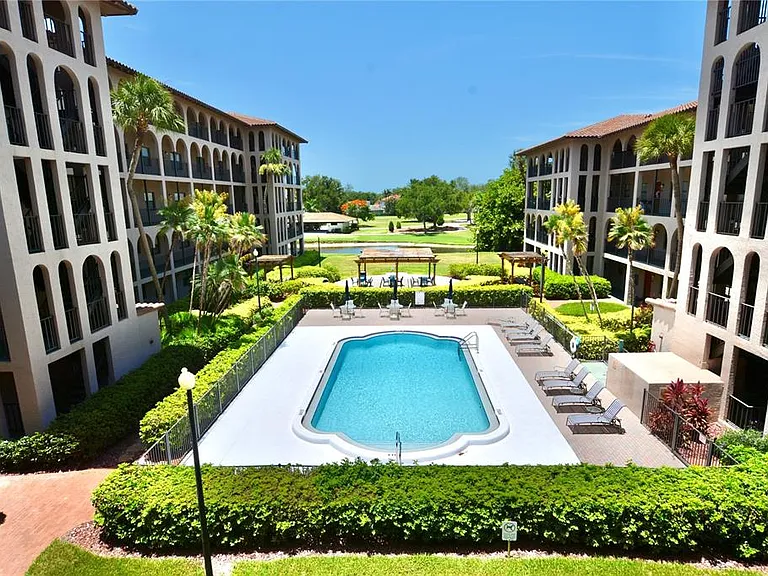 6150 Gulfport Blvd S — Photo 4