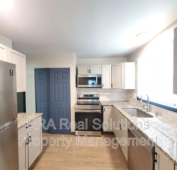 1038 14th Ave — Photo 2