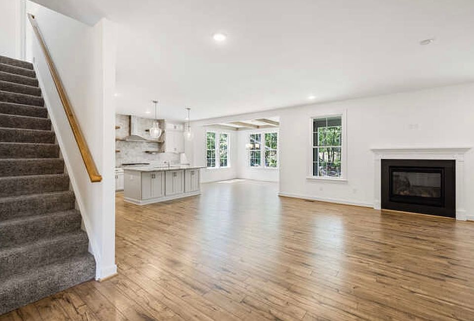 2nd image of 2401 Whirland Pl