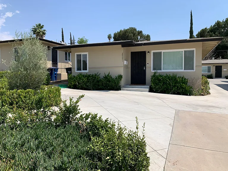 24433 University Ave — Photo 1