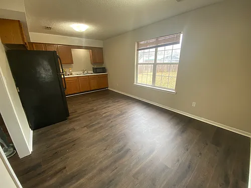 210 Oxford Cir Photo 1