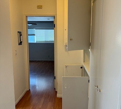 4th image of 725 N Sycamore Ave #16